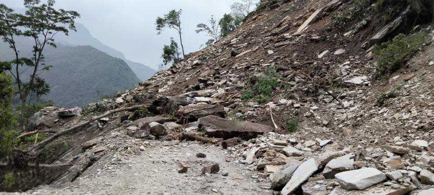 नारायणगढ-मुग्लिन सडकमा सुख्खा पहिरो