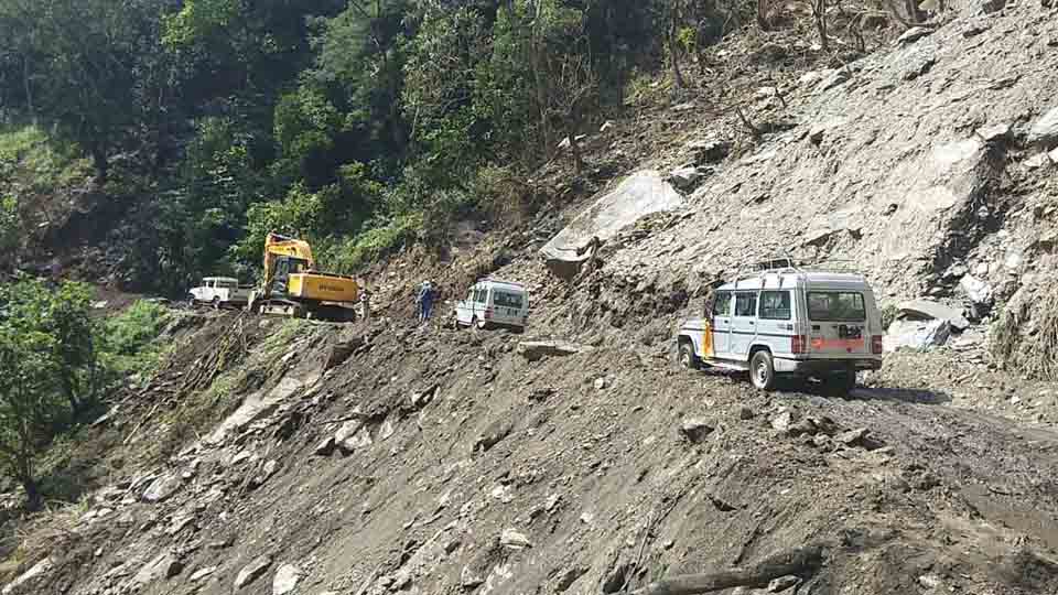 पहिराले डुम्रे–बेँसीसहर र बेँसीसहर चामे सडक अवरुद्ध