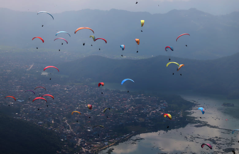  ३ हजारमै प्याराग्लाइडिङ गर्न पाएपछि आन्तरिक पर्यटकको पोखरामा बढ्यो चहलपहल