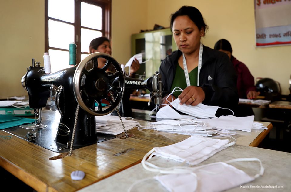 यसरी हुदै छ ललितपुरमा मास्क उत्पादन (फोटो फिचर) 