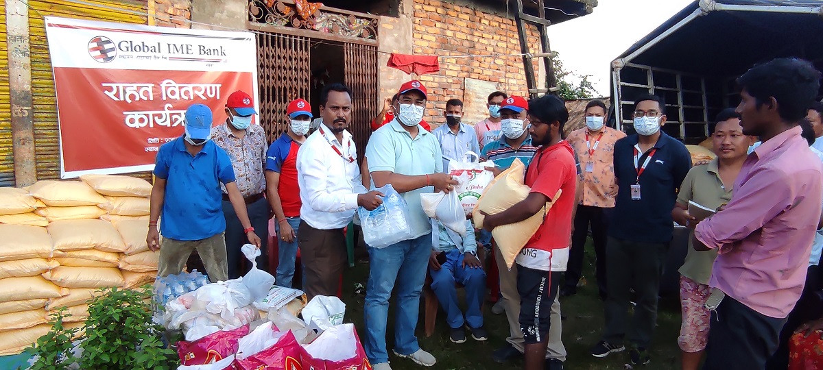 ग्लोबल आईएमई बैंकद्वारा बर्दघाट सुस्ता पश्चिमका बाढीपीडितलाई राहत वितरण