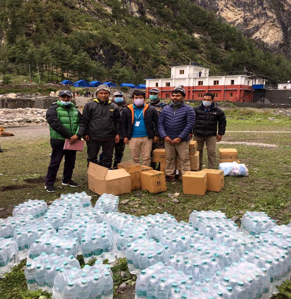 मनाङका बाढी प्रभावितलाई एनएमबी बैंकद्वारा राहत वितरण, ५ जनाको हेलिकप्टरमार्फत उद्धार