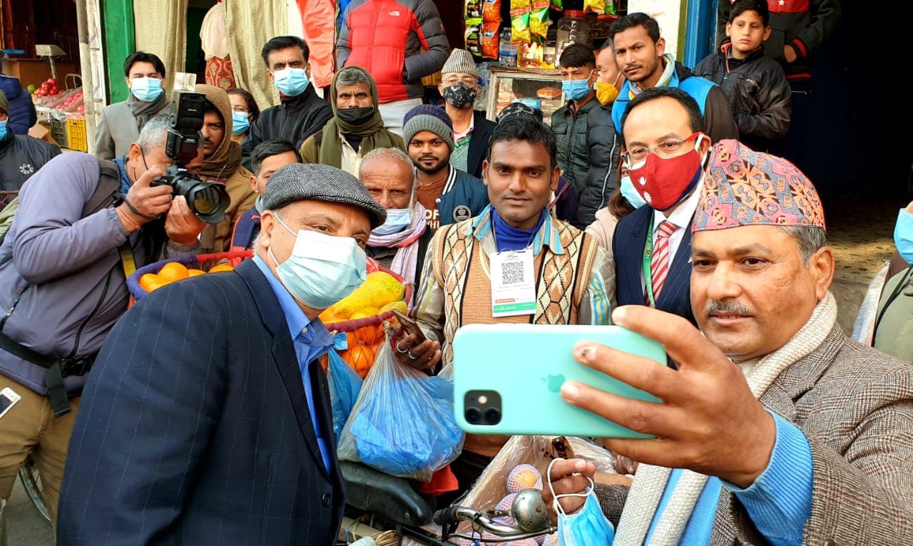 कुलेश्वरको फलफूल बजारमा नबिलको क्यूआरबाट भुक्तानी सेवा सुरु 