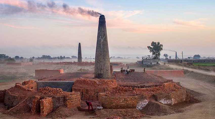 चितवनमा हिउँदे वर्षाले १ करोडकाे इँट्टा नष्ट