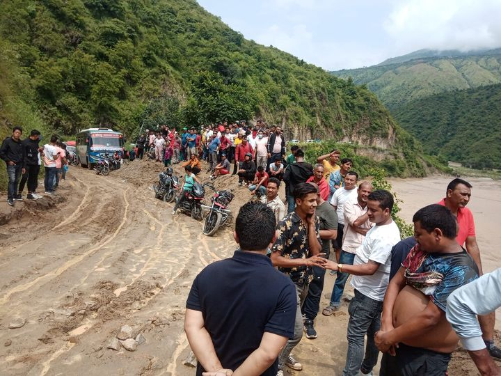 मध्यपहाडी राजमार्गको बेवास्थाः दसैंमा दुइटा मेसिनले सडक मर्मत गर्दै गोलन्जोर गाउँपालिका 