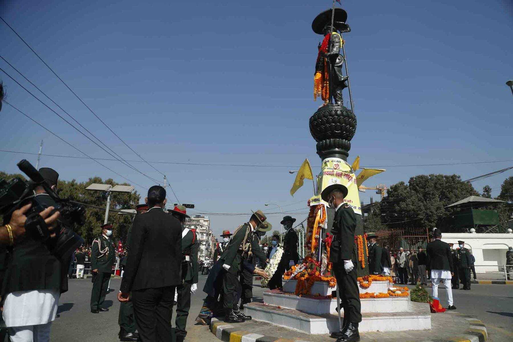 राष्ट्रपति भण्डारीद्वारा पृथ्वीनारायण शाहको सालिकमा पुष्पहार अर्पण (फाेटाे फिचर)