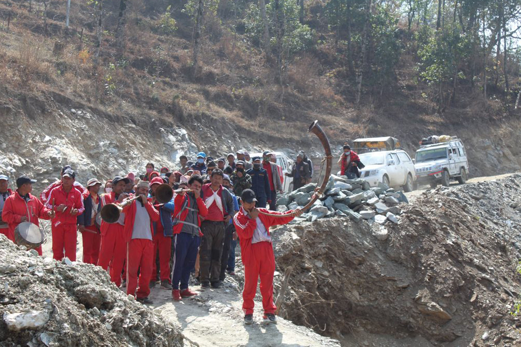 म्याग्दीको दुर्गम गाउँमा बाटाे पुगेपछि  स्थानीयले  बाजागाजासहित मनाए खुसियाली 