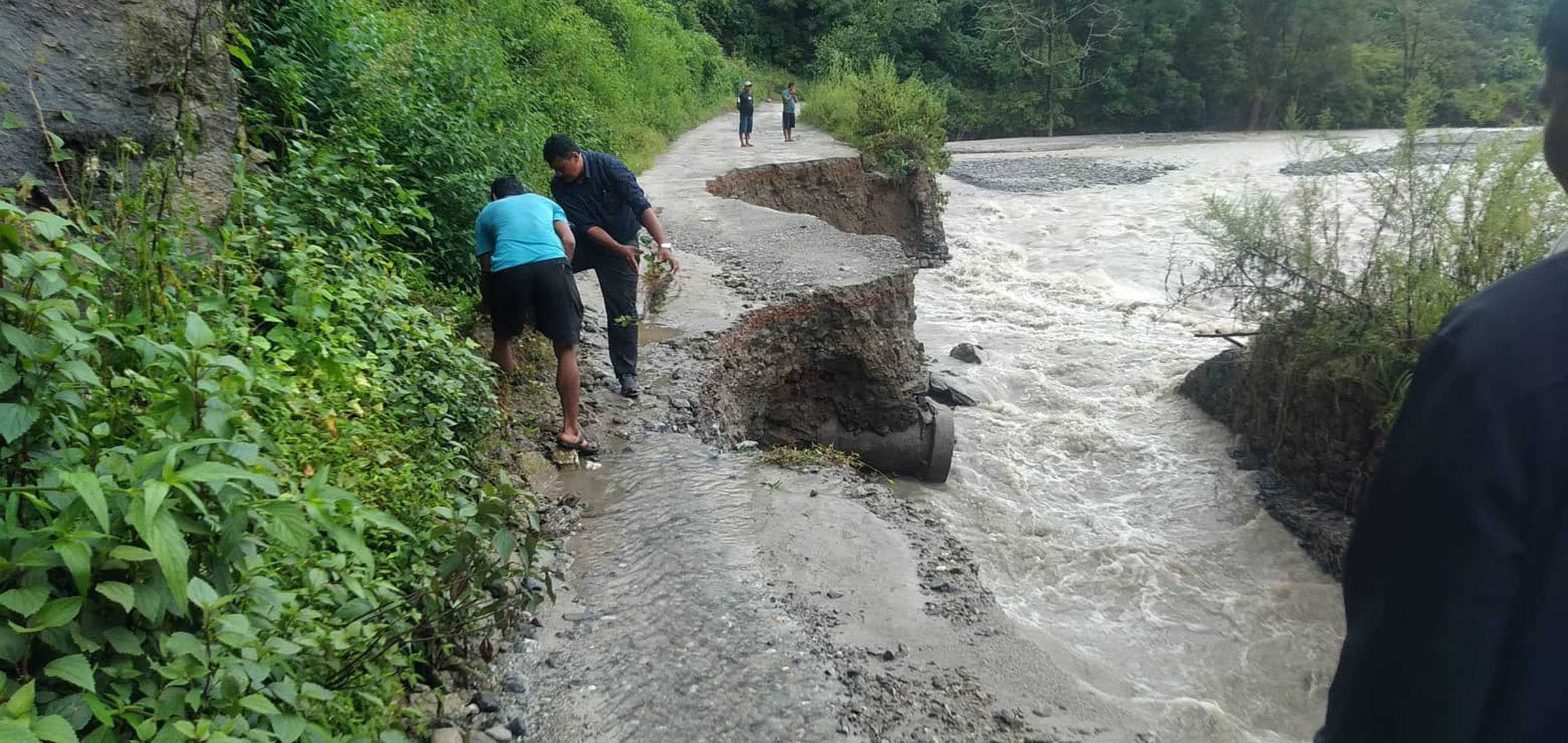 नदीले सडक कटान गर्दा मेलम्ची–हेलम्बु सडक अवरुद्ध