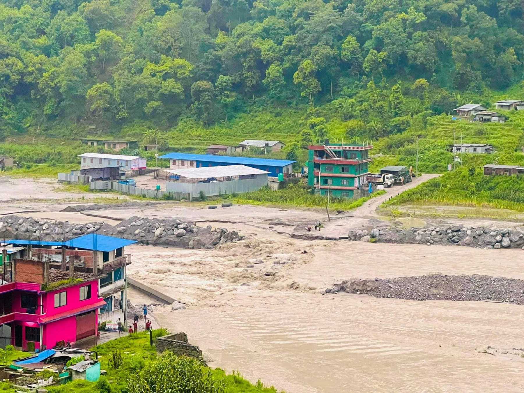 बाढीले मेलम्चीस्थित फट्टेको अस्थायी पुलमा क्षति