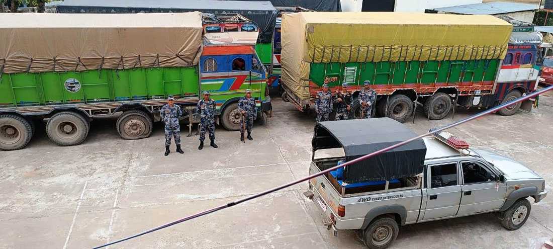 सशस्त्र प्रहरीद्वारा पश्चिम नवलपरासीमा ८४० बोरा ‘अवैध’ चिनीसहित दुई ट्रक नियन्त्रणमा