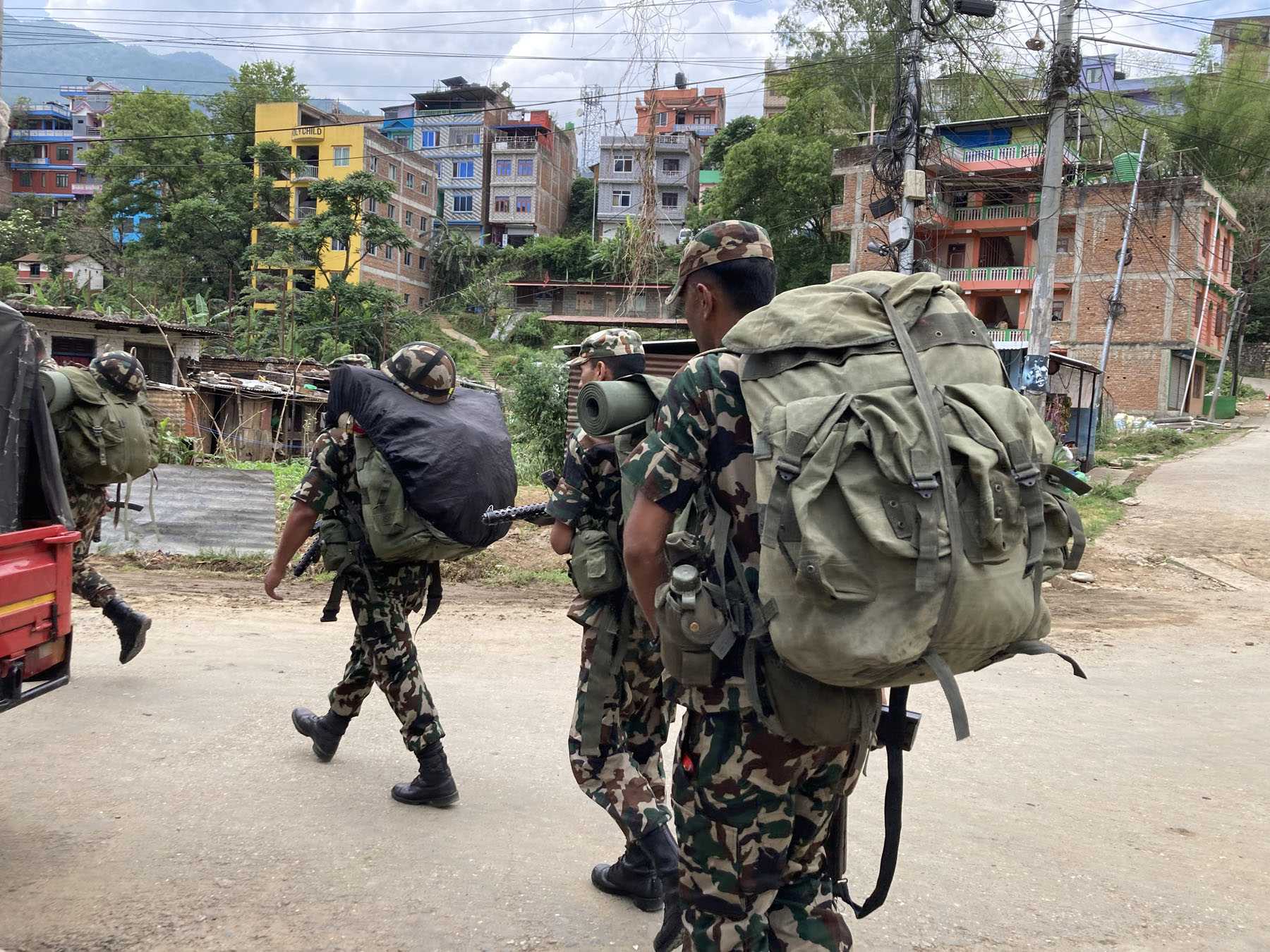 मौसम खराबका कारण हेलिकप्टर जान नसकेपछि म्याग्दीबाट पैदल जाँदै नेपाली सेना