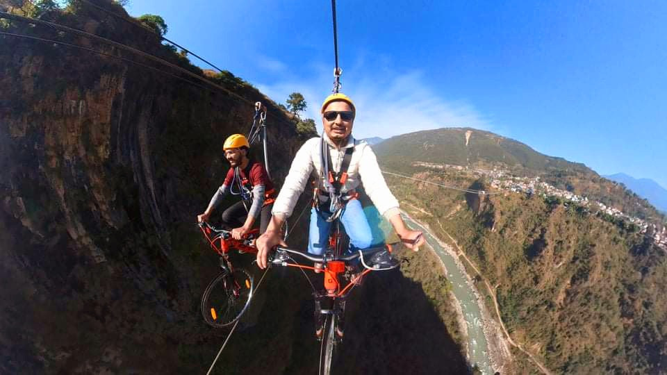 आकाशमै साइकल सरर, बागलुङको क्लिफमा बन्जीपछि स्काइ साइकलमा पर्यटकले मज्जा लुट्दै  