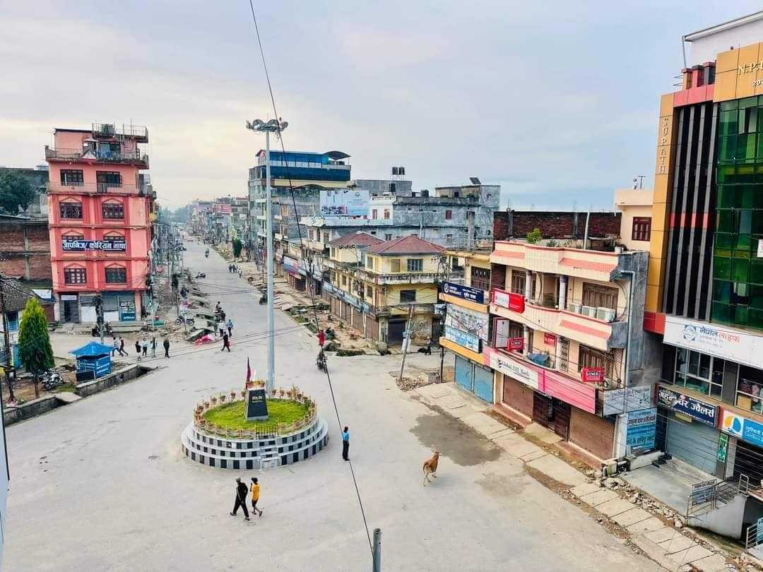 बैंकले महिनैपिच्छे ब्याज बढाएको भन्दै सुर्खेतका व्यवसायीले गरे बजार बन्द