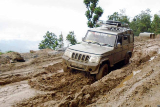 वर्षाले भोजपुरका ग्रामीण क्षेत्रमा यातायात ठप्प, दैनिक उपभोग्य वस्तु ढुवानीमा समस्या