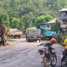 बाढीले क्षति पुर्याएको मेची राजमार्गको हेवा खोलामा बेलिब्रिज राख्न सुरु