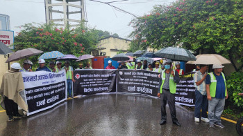 निर्माण व्यवसायीको तेस्रो चरणको आन्दोलन सुरु, सडक र सिँचाइ विभागमा ताला