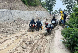 धुलिखेल–खावा सडक निर्माणमा कम्पनीको लापरबाही, तीन जिल्लाका यात्रुलाई दसैंमा घर जानै सकस