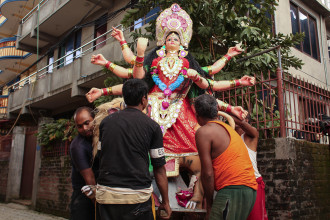 ललितपुरको गुसिंगलमा दुर्गाको मूर्ति बनाउन व्यस्त कालिगढ (तस्बिरसहित)