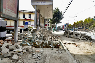 बबरमहलको फुटपाथ निर्माण अलपत्र (तस्बिरसहित)