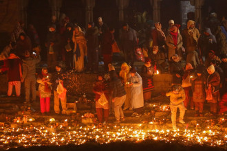 पाशुपत क्षेत्रमा पितृ सम्झिएर शतबीज छर्नेहरूको घुइँचो (तस्बिरसहित)