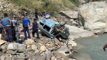 दर्शनार्थी चढेको भ्यान दुर्घटनाः एक जनाको मृत्यु, तीन सिकिस्त