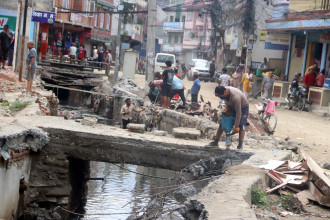 सामाखुसी खोलामाथि निर्माण गरिएको ‘स्ल्याब’ हटाउन थालियो