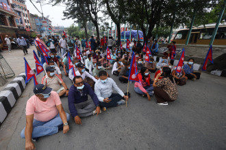 विवादास्पद मेडिकल व्यवसायी दुर्गा प्रसाईंको पक्षमा मुखमा कालो टेप टाँसेर प्रदर्शन (तस्बिरहरू)