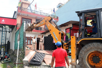 मापदण्ड बाहिरका संरचनामा पोखरा महानगरको डोजर