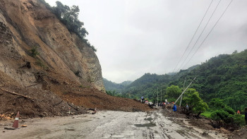 पहिरोले छिन्चु-जाजरकोट सडकखण्ड अवरुद्ध   