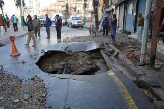 मेलम्ची खानेपानीको पाइप फुटेपछि क्षतविक्षत थापाथली सडक (तस्बिरसहित)