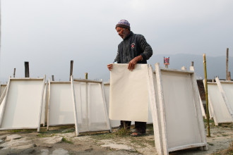 नेपाली हाते कागज उत्पादनमा व्यस्त परिश्रमी हातहरू (तस्बिरसहित)