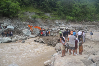 पानीको बहाव थेग्न नसकेपछि हेवाखोलामा ‘डाइभर्सन’ अधुरै