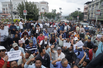 नदी खोला किनारमा थपिएको २० मिटर मापदण्ड फिर्ता माग्दै माइतीघर मण्डलामा विरोध (तस्बिरसहित) 