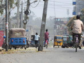 निर्माण सम्झौताको अढाई वर्षपछि बिजुलीको खम्बा सार्न सुरू