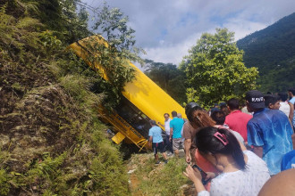 पोखरामा स्कुल बस पल्टिँदा दुईको मृत्यु, २८ घाइते