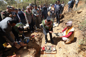 प्रधानमन्त्री दाहालले गाेरखामा शिलान्यास गरे पन्थहिटी-कटहरे-साहिलटार सडक