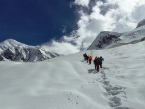 धवलागिरिको चुचुरोतर्फ लागे आरोही