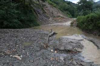 डोटीका ग्रामीण सडक अवरुद्ध