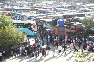 काठमाडौंबाट दैनिक १ लाख बाहिरिँदै, उपत्यकाका चार वटै नाकामा यात्रु चाप बढ्यो