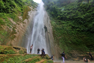 पर्यटकको रोजाइमा जलविरे झरना