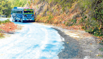 पहिरोले कर्णाली राजमार्ग अवरुद्ध, सयौं यात्रु बीच बाटोमै अलपत्र