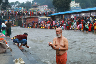 दिवंगत पितृ सम्झिएर मनाइँदै कुशे औंसी, उत्तरगयामा श्राद्ध गर्नेहरूको घुइँचो(तस्बिरसहित) 