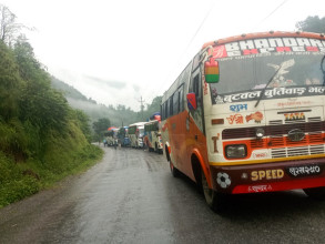 पहिरोले मध्यपहाडी लोकमार्ग अवरुद्ध, तिज मनाउन माइती हिँडेका चेली बाटोमै अलपत्र