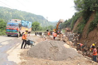 सुक्खा पहिरोले अवरुद्ध पृथ्वी राजमार्ग खुल्यो