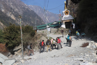 मनाङमा सडक र पदमार्ग एउटै हुँदा पदयात्रीलाई सास्ती