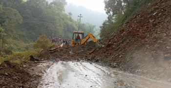 अड्किएर बसेका रूख र पहिराे खस्न थालेपछि अरनिको राजमार्गमाको पहिरो पन्छाउन कठिन