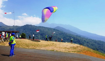 स्याङ्जाको मन्साङकोटमा प्याराग्लाइडिङको व्यावसायिक उडान