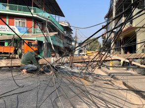 पाेखरामा कारले ठक्कर दिँदा बिजुलीका पोल भाँचिए (तस्बिरसहित)