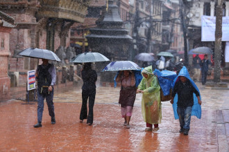 निरन्तरको झरीले काठमाडौंको जनजीवन प्रभावित (तस्बिरसहित)