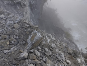 महाकाली लोकमार्गमा पहिरो,यातायात सेवा ठप्प